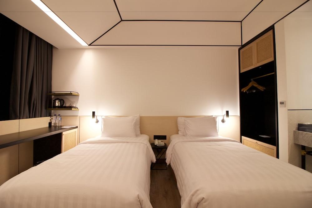 Gaia Cosmo Hotel Yogyakarta Exterior photo